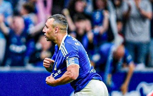 Cựu sao Arsenal lập siêu phẩm đá phạt ở tuổi 40, đưa đội bóng thời thơ ấu vào chung kết play-off thăng hạng La Liga