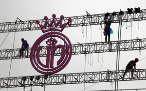 Tháo dỡ thiết bị âm thanh, ánh sáng trên sân khấu Chung kết Hoa hậu Việt Nam 2024 tại Huế do mưa lớn