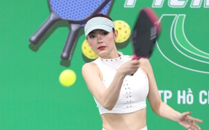 Ca sĩ Minh Hằng thu hút CĐV khi dự giải Pickleball