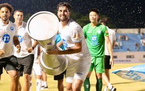 Cầu thủ Nam Định 'nâng cúp’ ăn mừng chức vô địch V-League mùa thứ 2 liên tiếp