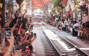 Hàng trăm du khách vẫn đến "phố cà phê đường tàu" Hà Nội dù bị cấm
