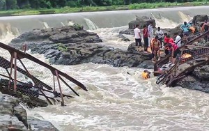 Sập cầu tại điểm du lịch nổi tiếng Ấn Độ, nhiều người thiệt mạng và bị cuốn trôi