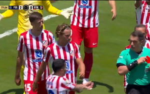 Thẻ đỏ đầu tiên được rút ra ở FIFA Club World Cup sau quyết định khó hiểu của trọng tài