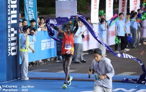 Runner Kenya gây sốc khi vô địch VnExpress Marathon Quy Nhơn với đôi dép xỏ ngón