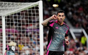 Carlos Tevez ghi 4 bàn, giúp các ngôi sao thế giới ngược dòng ngoạn mục trong ngày trở lại Old Trafford