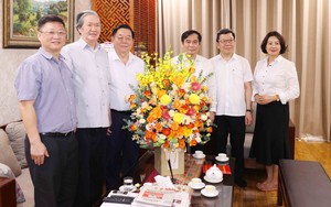 Đồng chí Nguyễn Trọng Nghĩa thăm và chúc mừng các nhà báo lão thành