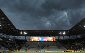 Một trận đấu tại FIFA Club World Cup 2025 bị hoãn giữa chừng do mưa bão