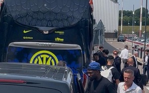 Cảnh tượng khó tin khi Inter Milan về nước: Chỉ đúng một CĐV ra sân bay đón