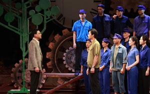 Vở diễn “Tôi và chúng ta”: Thông điệp từ hơn 40 năm gửi tới khán giả hôm nay