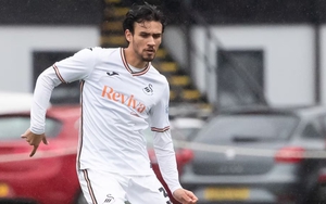 Cầu thủ nhập tịch Indonesia thất nghiệp phải đi bán quần áo, CĐV lo sốt vó