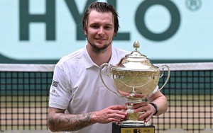 Tay vợt Kazakhstan từng biến Sinner thành cựu vô địch đăng quang Halle Open 2025 một cách thuyết phục 