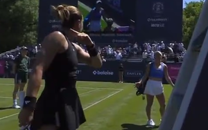 Hai tay vợt nữ khẩu chiến nảy lửa ngay trên sân vì lí do khó tin