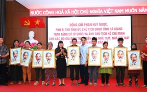 Tặng cờ Tổ quốc, ảnh Bác Hồ tại các xã mới ở vùng cao Hà Giang