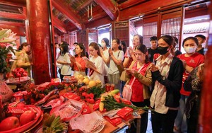 Hình ảnh sỹ tử nô nức đến Văn Miếu Quốc Tử Giám trước kỳ thi THPT 2025