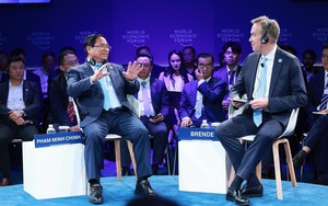 Thủ tướng đối thoại chính sách với Chủ tịch kiêm Tổng giám đốc điều hành WEF