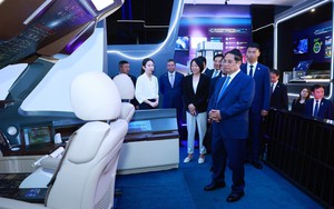 Thủ tướng thăm Triển lãm thành tựu phát triển của Khu Phố Đông