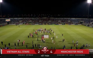 Michael Owen lập cú đúp, đội Huyền thoại MU thắng 4-2 Việt Nam All Stars