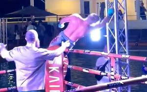 Ăn mừng chiến thắng quá đà, võ sĩ châu Âu bị điện giật, đổ gục ngay trên sàn đấu