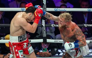 Sau khi thắng Mike Tyson, võ sĩ kiêm Youtuber lại có thêm một chiến tích ấn tượng khác