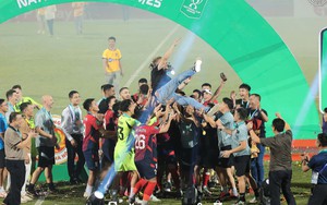 HLV Polking ngấn lệ, tự hào khi cùng CAHN đoạt Cúp Quốc gia