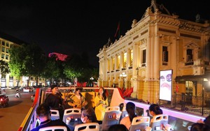 "Xẩm on the bus": Giai điệu xưa ngân vang trên phố phường Hà Nội hiện đại