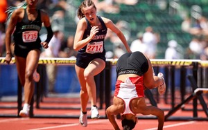 Vận động viên chạy vượt rào gây sốt khi... lộn nhào về đích