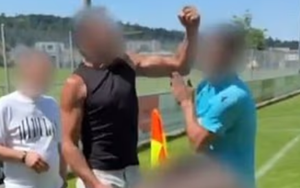 Choáng với cảnh phụ huynh cầu thủ vào sân hành hung trọng tài