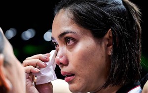 Đội trưởng ĐT bóng chuyền nữ Thái Lan bật khóc khi đội nhà thua liên tiếp, bị CĐV chỉ trích vì phong độ kém 