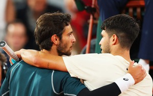 Ngược dòng trước Musetti nhờ bản lĩnh và may mắn, Alcaraz lọt vào chung kết Roland Garros 2025