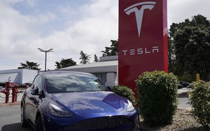 Tesla hứng đòn khi mối quan hệ giữa CEO với Tổng thống Trump rạn nứt