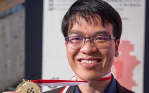 Lê Quang Liêm đứng trên nhà vô địch World Cup ở BXH cờ vua thế giới