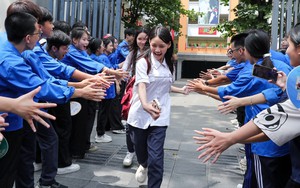 Hình ảnh đẹp về các tình nguyện viên tiếp sức mùa thi dưới tiết trời oi nóng