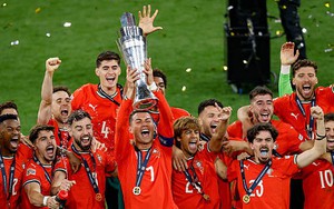 Ronaldo bật khóc khi vô địch ở tuổi 40, ĐT Bồ Đào Nha thắng Tây Ban Nha sau loạt luân lưu kịch tính
