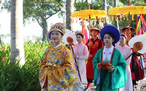 Cố đô Huế rực rỡ sắc màu cổ phục Việt