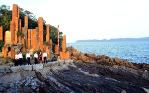 Đảo Đá Dựng – điểm đến mới trên vịnh Bái Tử Long