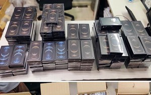 Vận chuyển lậu hàng trăm điện thoại thông minh qua đường hàng không