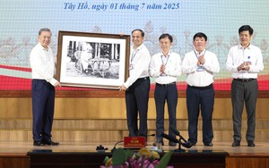 Tổng Bí thư Tô Lâm kiểm tra hoạt động của chính quyền địa phương hai cấp tại phường Tây Hồ