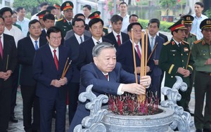 Tổng Bí thư Tô Lâm dâng hương tưởng niệm Tổng Bí thư Nguyễn Văn Linh