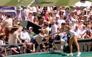 Tay vợt số 1 thế giới tạm dừng trận bán kết Wimbledon để có hành động đẹp với người hâm mộ
