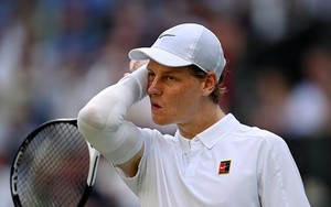 Sinner suýt bị 'vật thể lạ' từ khán giả ném trúng ở chung kết Wimbledon
