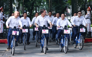 Hà Nội, xe xăng, và sự trở lại của xe đạp