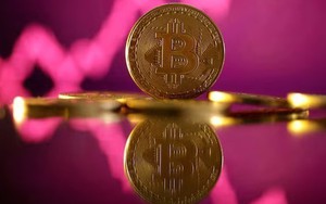 Giá Bitcoin tiếp tục phá kỷ lục, vượt mốc 121.000 USD