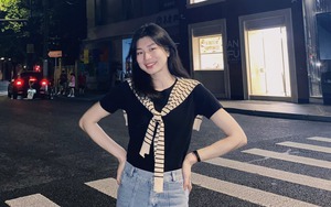 Phụ công xinh đẹp của đội tuyển bóng chuyền nữ Việt Nam khoe dáng khi thi đấu ở Trung Quốc