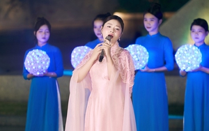 Sao mai Thu Hằng xúc động hát tri ân các Anh hùng, Liệt sĩ tại Quảng Trị