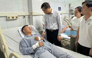 Vụ lật tàu trên vịnh Hạ Long: Cứu chữa người bị thương, khẩn trương tìm kiếm người mất tích