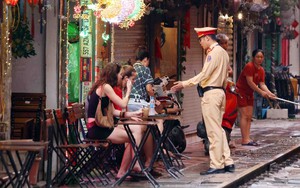 Hình ảnh: Cảnh sát giao thông nhắc nhở vi phạm tại khu "cà phê đường tàu" ở Hà Nội