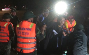 Hà Tĩnh cứu 34 người trên tàu chìm ở biển Thiên Cầm vào bờ an toàn