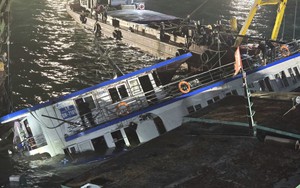 Vụ lật tàu trên vịnh Hạ Long: Trục vớt và lai dắt tàu về bờ