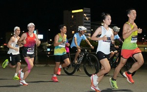 Nữ runner bỏ cuộc khi cách đích 20 mét, mất chức vô địch đầy đáng tiếc