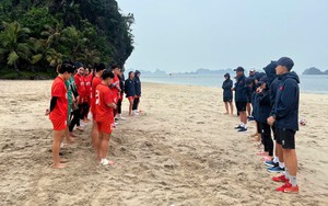 Đội tuyển nữ Việt Nam tranh thủ tập luyện trước khi bão Wipha đổ bộ